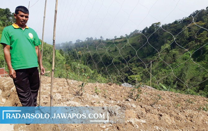 PASRAH: Warga Dusun Gobumi, Mriyan, Tamansari, Boyolali memasangi jaring untuk mengantisipasi serangan kera ekor panjang. (RAGIL LISTYO/RADAR SOLO)