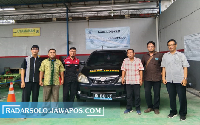 HEMAT ENERGI: Minibus konvensional yang dikonversi jadi mobil listrik, karya guru dan siswa SMK Muhammadiyah Kartasura. (KARTIKA DESTIANI/RADAR SOLO)