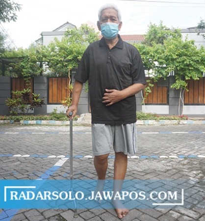 RUTIN BERGERAK: Salah seorang lansia di Desa Belangwetan, Kecamatan Klaten Utara beraktivitas jalan kaki di sekitar rumahnya. (ANGGA PURENDA/RADAR SOLO)