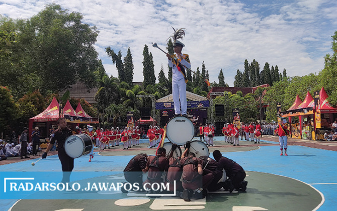 ATRAKTIF: Penampilan ekstrakurikuler marching band SMKN 2 Wonogiri memperingati Hari Pahlawan, kemarin (10/11). (IWAN ADI LUHUNG/RADAR SOLO)