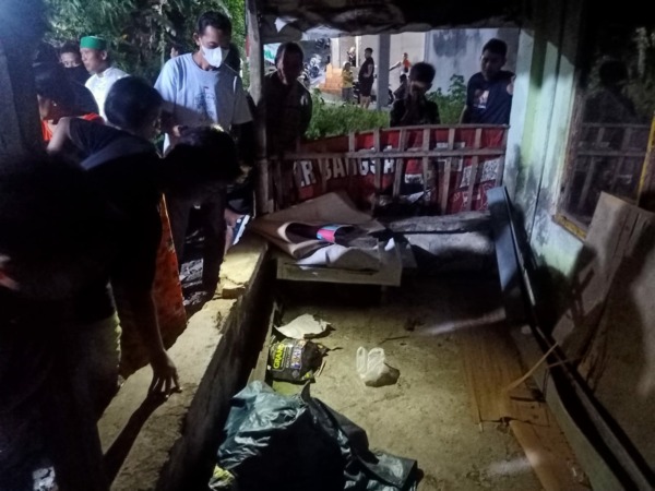 warga Kampung Bibis Luhur RT 03 RW 22, Kelurahan Nusukan, Kecamatan Banjarsari menyemut di lokasi penemuan mayat bayi, Rabu malam (2/11/2022). (ANTONIUS CHRISTIAN/RADAR SOLO)