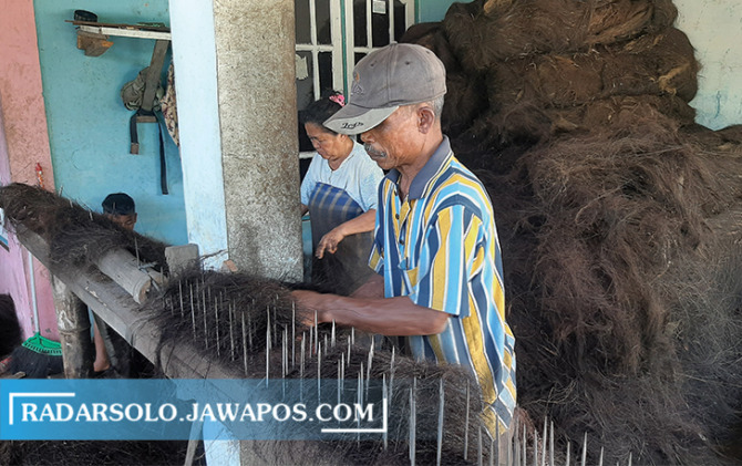 TELATEN: Warga di Dusun Jantung, Desa Manggis, Kecamatan Mojosongo, Boyolali tengah membuat sapu ijuk. (RAGIL LISTYO/RADAR SOLO)