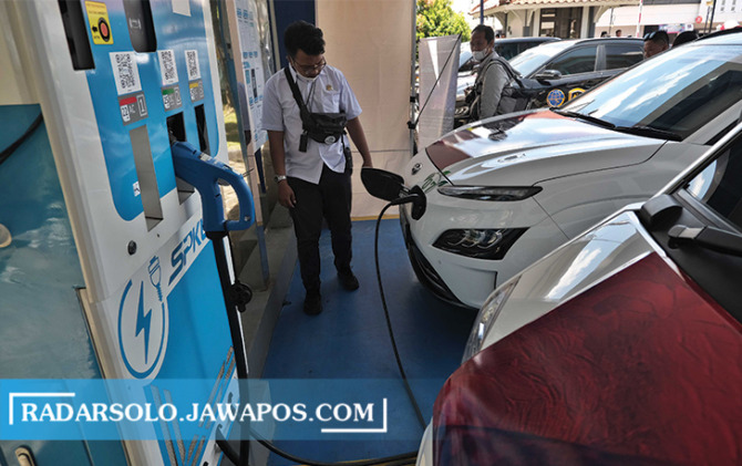 Peserta touring kendaraan listrik tengah mengisi baterai mobil listriknya di SPKLU milik Kantor PLN UP3 Surakarta, Selasa (8/11). Kemenhub menggelar touring kendaraan listrik berbasis baterai start dari Jakarta dan finish di Bali. (ARIEF BUDIMAN/RADAR SOL