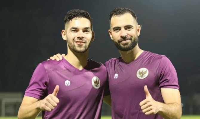 Jordi Amat (kiri) dan Sandy Walsh diupayakan membela timnas Indonesia di Piala AFF 2022. (PSSI)