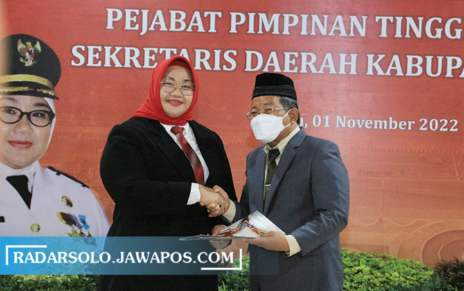 MULAI BERTUGAS: Hargiyanto (kanan) berjabat tangan dengan Bupati Yuni usai dilantik menjadi sekretaris daerah (sekda) Sragen, Selasa (1/11) dini hari. (AHMAD KHAIRUDIN/RADAR SOLO)