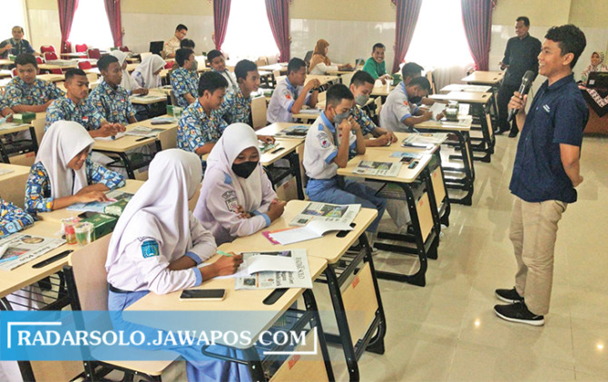 ANTUSIAS: Siswa SMK N 2 Sukoharjo mendengarkan pemaparan materi dari tim Jawa Pos Radar Solo. Tak sedikit siswa yang bertanya seputar jurnalistik. (ARIEF BUDIMAN/RADAR SOLO)