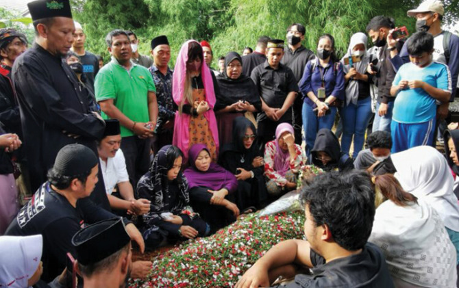 Keluarga dan sejumlah sahabat mengantarkan Ki Joko Bodo ke  peristirahatan terakhir di TPU Lubang Buaya, Selasa (22/11). (Abdul Rahman/JawaPos.com)