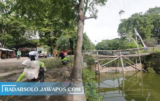SERIUS DITATA: Kerja bakti di Segaran kawasan Sriwedari, Minggu (6/11) kemarin. Kawasan ini bakal dipercantik menjadi taman air yang bisa dinikmati masyarakat umum. Selain itu juga akan ada akses penghubung pintu utara dan selatan. (M. IHSAN/RADAR SOLO)