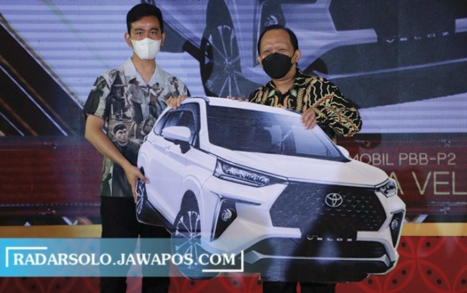 SIMBOLIS: Wali Kota Surakarta Gibran Rakabuming Raka (kiri) bersama Yuwono Markus Bambang sang pemenang hadiah utama Undian PBB-P2 Tahap II 2022 mobil Totoya Veloz di Alila Solo Hotel, tadi malam. (M. IHSAN/RADAR SOLO)