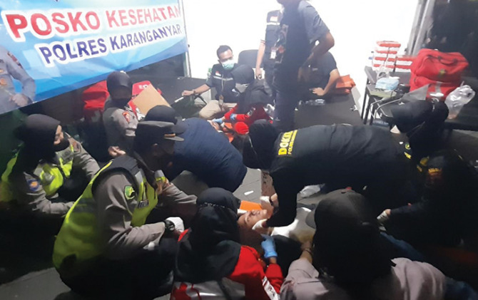 Tim Dokkes Polres Karanganyar memberikan pertolongan medis kepada penonton Konser Denny Caknan yang pingsan, Rabu (23/11) malam. Konser digelar dalam rangka peringatan HUT ke-105 Kabupaten Karanganyar. (RUDI H/RADAR SOLO)