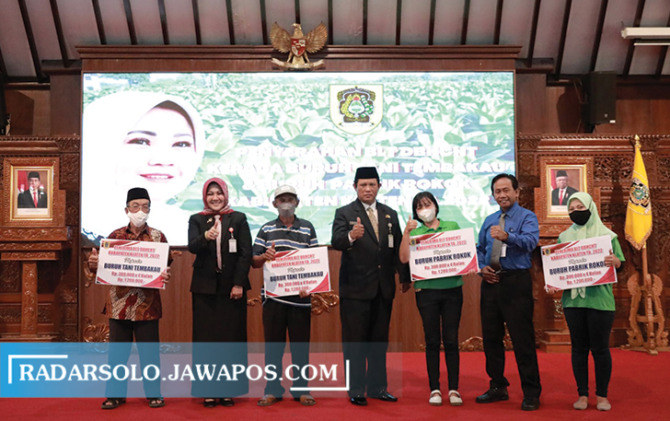 DUKUNGAN KONKRET: Bupati Klaten Sri Mulyani menyalurkan BLT DBHCHT secara simbolis kepada perwakilan penerima di Pendapa Pemkab Klaten, Kamis (10/11). (DOKUMENTASI BAGIAN PROTOKOL DAN KOMUNIKASI PIMPINAN SETDA KLATEN)