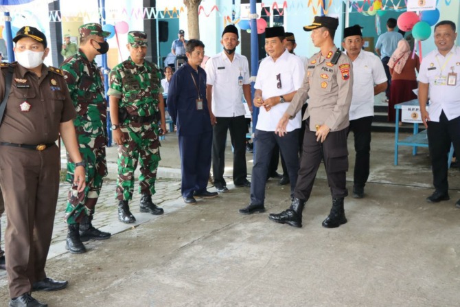 Bupati Karanganyar Juliyatmono bersama unsur forkompimda tinjau pelaksanaan pilkades di Desa Buntar, Kecamatan Mojogedang, Karanganyar, Rabu (9/11/2022). (RUDI HARTONO/RADAR SOLO)