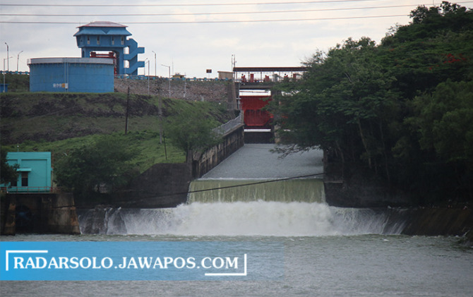 ATUR DEBIT: Pintu air Waduk Gajah Mungkur dalam kondisi dibuka, Minggu (27/11). (IWAN ADI LUHUNG/RADAR SOLO)