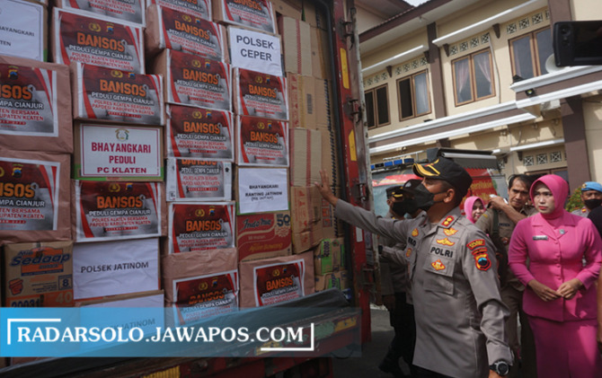 SUPPORT: Kapolres Klaten AKBP Eko Prasetyo saat melakukan pengecakan truk yang bermuatan bantuan sosial untuk dikirim ke Kabupaten Cianjur, Senin (28/11). (ANGGA PURENDA/RADAR SOLO)