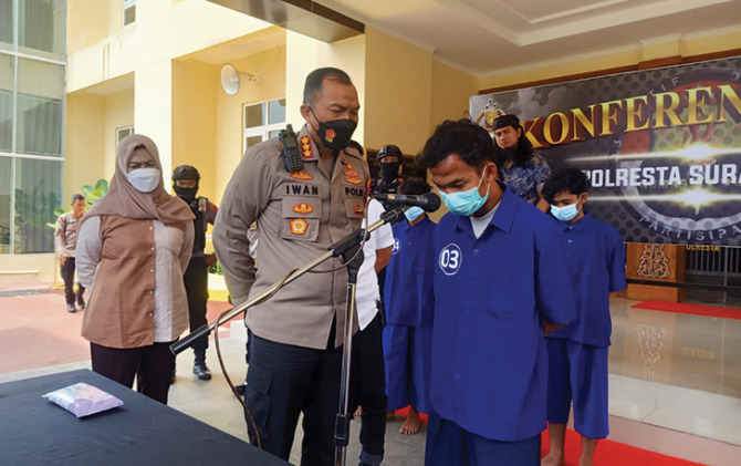 Kapolresta Solo Kombes Pol Iwan Saktiadi saat rilis kasus predator anak asal Sukoharjo. (ANTONIUS C/RADAR SOLO)
