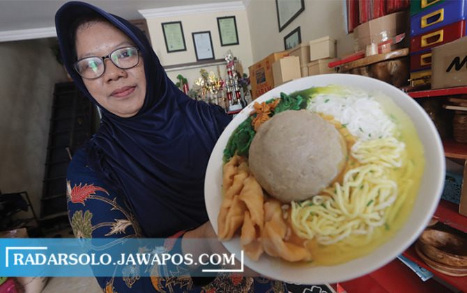 MIRIP YANG ASLI: Ekky Puji Lestari menunjukkan beragam kue yang dibuat dari bahan lilin.  (M. IHSAN/RADAR SOLO)