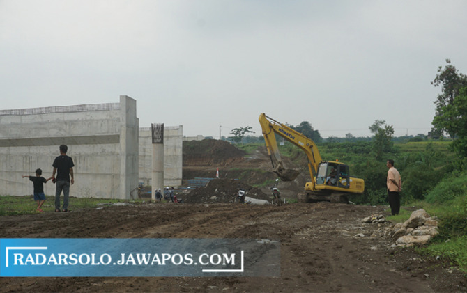 Proses pengerjaan fisik Jalan Tol Sol-Jogja di Desa Keprabon, Kecamatan Polanharjo yang terus berlanjut. (ANGGA PURENDA/RADAR SOLO)