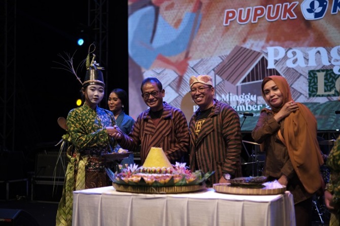 Dari kiri, Direktur Keuangan dan Umum PT Pupuk Kaltim Qomaruzzaman, VP Komunikasi Korporat PT Pupuk Kaltim Tommy Johan Agusta, dan Oktarina, istri Qomaruzzaman, potong tumpeng peringati HUT Ke-45 PT Pupuk Kaltim sekaligus membuka Festival Pangan Lokal 202