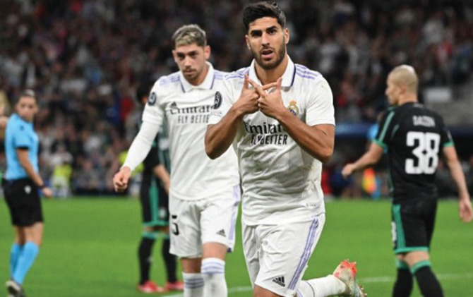Gelandang Real Madrid Marco Asensio (tengah) melakukan selebrasi setelah mencetak gol dalam pertandingan Liga Champions lawan Celtic di Santiago Bernabeu pada Kamis (3/11). (ANTARA/Pierre-Philippe Marcou/AFP)