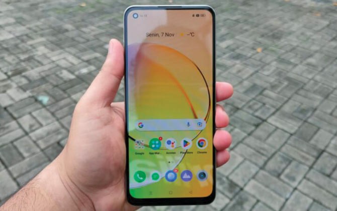 Smartphone Realme 10. (Rian Alfianto/JawaPos.com)