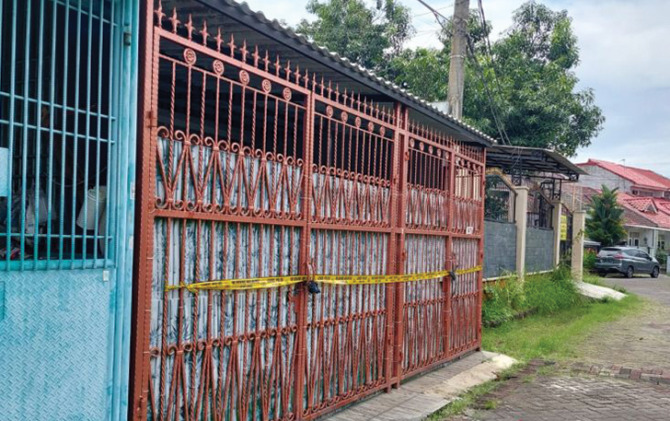 Rumah satu keluarga yang tewas dipasang garis polisi di Perumahan Citra Satu Kalideres, Jakarta Barat, Jumat (11/11). (ANTARA/Walda Marison)