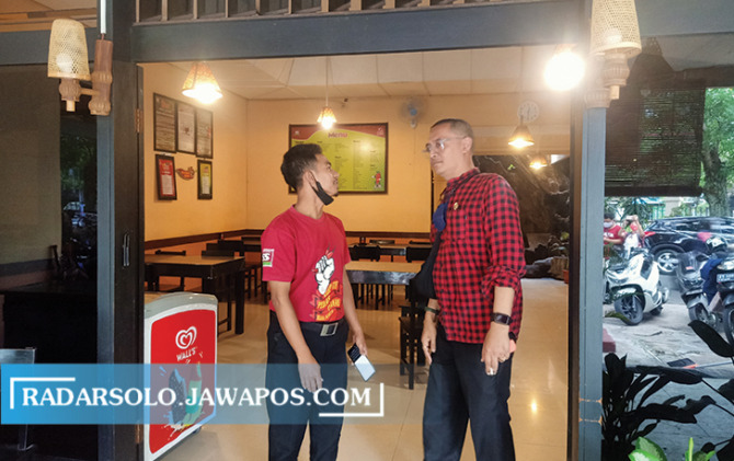 Anggota Komisi IV DPRD Kota Solo Ginda Ferachtriawan saat berada di rumah makan Spesial Sambal, Kamis (3/11). (ANTONIUS CHRISTIAN/RADAR SOLO)