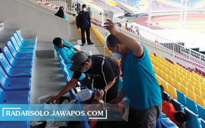 SIAP BERTUGAS: Tim medis Muktamar Muhammadiyah-Aisyiyah melakukan gladi terkait jalur emergency dan evakuasi di Stadion Manahan. (SEPTINA FADIA/RADAR SOLO)