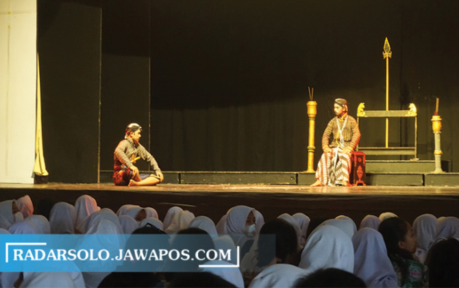 JAGA BUDAYA LOKAL: Penampilan dari SMPN 2 Karangnongko, Klaten sebagai pembuka FKP dengan memainkan lakon Udan di Gedung Kesenian SD Krista Gracia, Sabtu (26/11). (ANGGA PURENDA/RADAR SOLO)