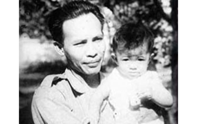 Soeharto saat menggendong putri Ir Soekarno, Megawati Soekarno ketika masih berusia 10 bulan pada 1947 di halaman Istana Gedung Agung Yogyakarta (Dok Keluarga Besar Soeharto).