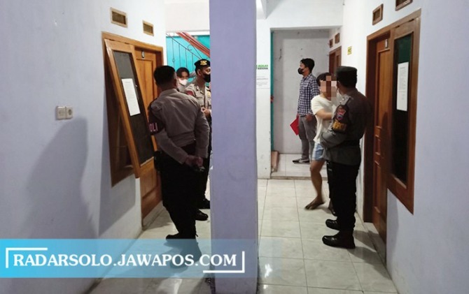 RAZIA PEKAT: Polres Sragen menggerebeg rumah kos di Kelurahan Kroyo, Kecamatan Karangmalang, Minggu (30/10). (AHMAD KHAIRUDIN/RADAR SOLO)