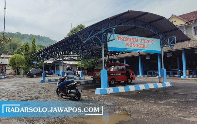 AKAN DIPERMAK: Suasana Terminal Tipe C Wonogiri, yang akan dijadikan transit BRT Trans Jateng, Jumat (4/11). (IWAN ADI LUHUNG/RADAR SOLO)