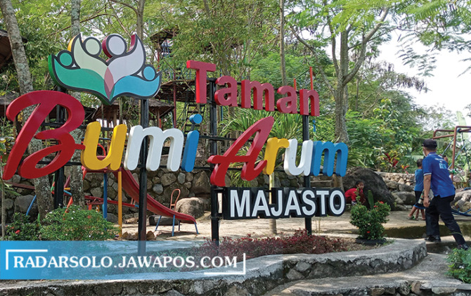 RAMAI KUNJUNGAN: Wisatawan di kompleks wisata religi Makam Bumi Arum, Desa Majasto, Tawangsari, belum lama ini. (IWAN KAWUL/RADAR SOLO)