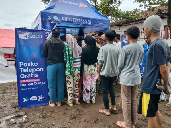 Warga terdampak gempa Cianjur  memanfaatkan layanan telepon gratis dari XL Axiata di posko pengungsian Desa Cijedil, Kecamatan Cugenang, Cianjur, Jawa Barat, Rabu (23/11/2022). (DOK.XL AXIATA)
