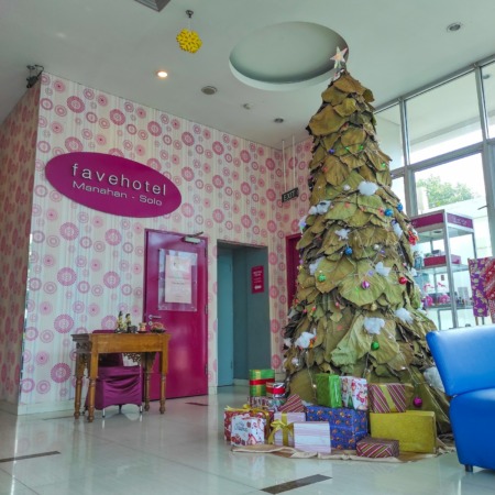 Pohon Natal yang berbahan dasar dari daun Jati yang berada di favehotel Manahan Solo. (Dok. Favehotel Solo)