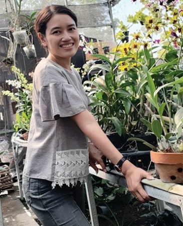 CINTA TANAMAN: Ayu Wulandari punya banyak koleksi anggrek di rumahnya. (SEPTINA FADYA/RADAR SOLO)