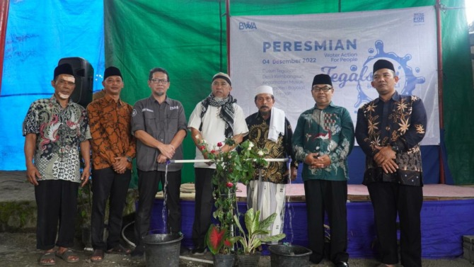 SIMBOLIS: Direktur Program BWA Hazairin Hasan (empat dari kiri) dan CEO BWA Heru Binawan (tiga dari kiri) serahkan bantuan WAFP kepada warga Dusun Tegalsari, Desa Kembangsari, Musuk, Minggu (4/12). (BWA FOR RADAR SOLO)