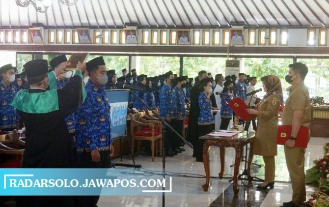 ABDI NEGARA: Bupati Klaten Sri Mulyani melantik dan mengambil sumpah atau janji PNS formasi 2019 di Pendapa Pemkab Klaten, Senin (19/12). (ANGGA PURENDA/RADAR SOLO)