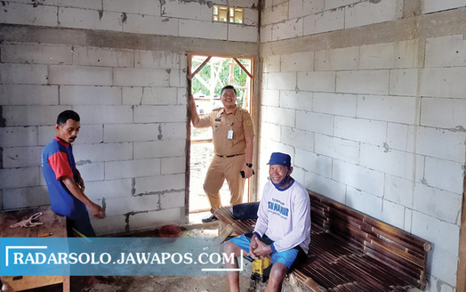 PANTAU LANGSUNG: Camat Sukoharjo Kota Havid Danang PW cek realisasi bantuan RTLH, Selasa (6/12). (IWAN KAWUL/RADAR SOLO)