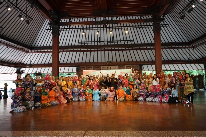 Rektor ISI Surakarta I Nyoman Sukerna (tengah) bersama pengurus dan anggota Dharma Wanita Persatuan ISI Surakarta di sela peringatan Hari Ibu, Jumat (23/12/2022). (DOK.ISI SURAKARTA)