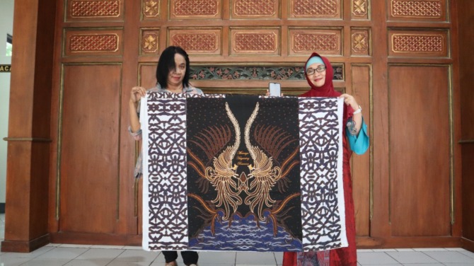 INOVATIF: Izza Mafruhah (kanan) perlihatkan batik motif edi tirto kreasinya bersama tim yang sudah mendapat hak paten HAKI. (DOK. PRIBADI)