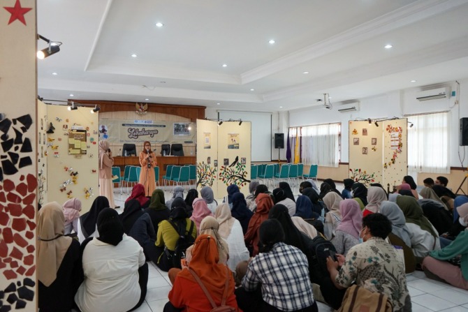 Mahasiswa Magister Pendidikan Bahasa  Indonesia Universitas Sebelas Maret (UNS) Surakarta mengadakan Lokakarya Retorika i Aula Gedung G Pascasarjana UNS, Kamis (15/12). (SEPTIAN/RADAR SOLO)
