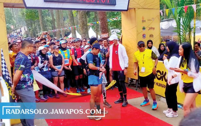 TARI WISATAWAN: Event lari yang menyusuri perbukitan Gunung Lawu Tawangmangu turut dihadiri Gubernur Jawa Tengah Ganjar Pranowo, Minggu (4/12). (RUDI HARTONO/RADAR SOLO)