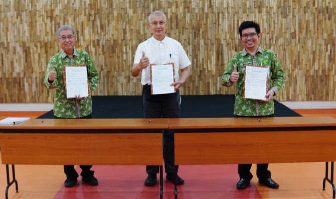 SERTIJAB DIRUT: Dari kiri, dr. William Tanoyo, Ketua Umum Pengurus Yayasan Kesehatan Panti Kosala Halim Muktiono, dan dr. Andi Wibawanto. (DOK. RS DR OEN KANDANG SAPI SOLO)