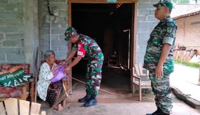 MULIA: Bakti sosial yang digelar Koramil 11/Manyaran, Jumat (9/12). (DOK.KORAMIL MANYARAN)