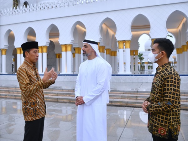 KONEKSI: Presiden Joko Widodo (kiri) bersama Wali Kota Surakarta Gibran Rakabuming Raka (kanan) menerima Sheikh Khalid bin Mohamed bin Zayed Al Nahyan putra Presiden UEA di Masjid Raya Sheikh Zayed Solo (11/12).  (SETPRES)