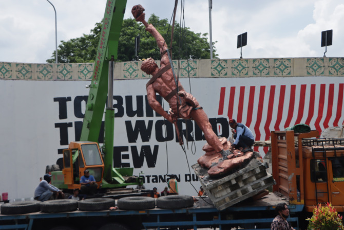 Patung Obor di daerah Manahan dibongkar, kemarin (6/12). Patung ini rencananya akan dipindahkan ke dalam kawasan Stadion Manahan sebelah utara. (M. IHSAN/RADAR SOLO)