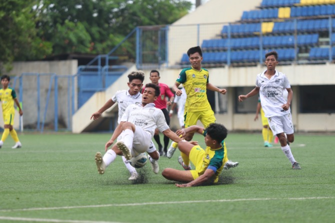BERJIBAKU: Unsa FC saat melawan Slawi United di Stadion Citarum Semarang, kemarin (23/12). (GHANDEN/UNSA FC OFFICIAL)