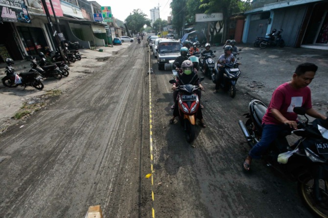 PADAT: Pengendara tengah melintas di Jalan Kyai Mojo, Pasar Kliwon yang tengah dibenahi, Juli lalu. (M IHSAN/RADAR SOLO)