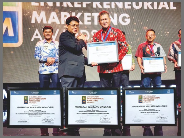 TERBAIK: Wabup Wonogiri Setyo Sukarno (kanan) terima reward Government Entrepreneurial Marketing Awards 2022 yang diselenggarakan MarkPlus di Hotel Ritz Carlton Pacific Place, Jakarta, Kamis (8/12). (SETDA WONOGIRI FOR RASO)
