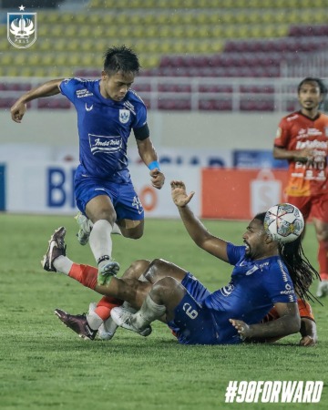 SUPERIOR: Bek PSIS Semarang Fredyan Wahyu (kiri) saat melawan Bali United di laga lanjutan Liga 1 2022/2023. (PSIS SEMARANG OFFICIAL)